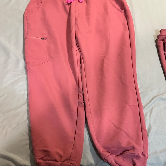 FIGS Breast Cancer Awareness Rafaela Top PO 2961 +Joggers PO 3157 (L/P) - Picture 5 of 8